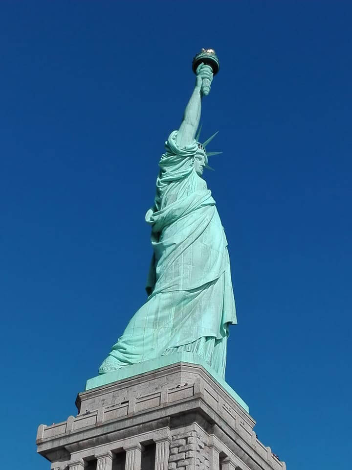 viaggiare-zaino-in-spalla-natale-a-new-york-visita-alla-statua-della-libertà