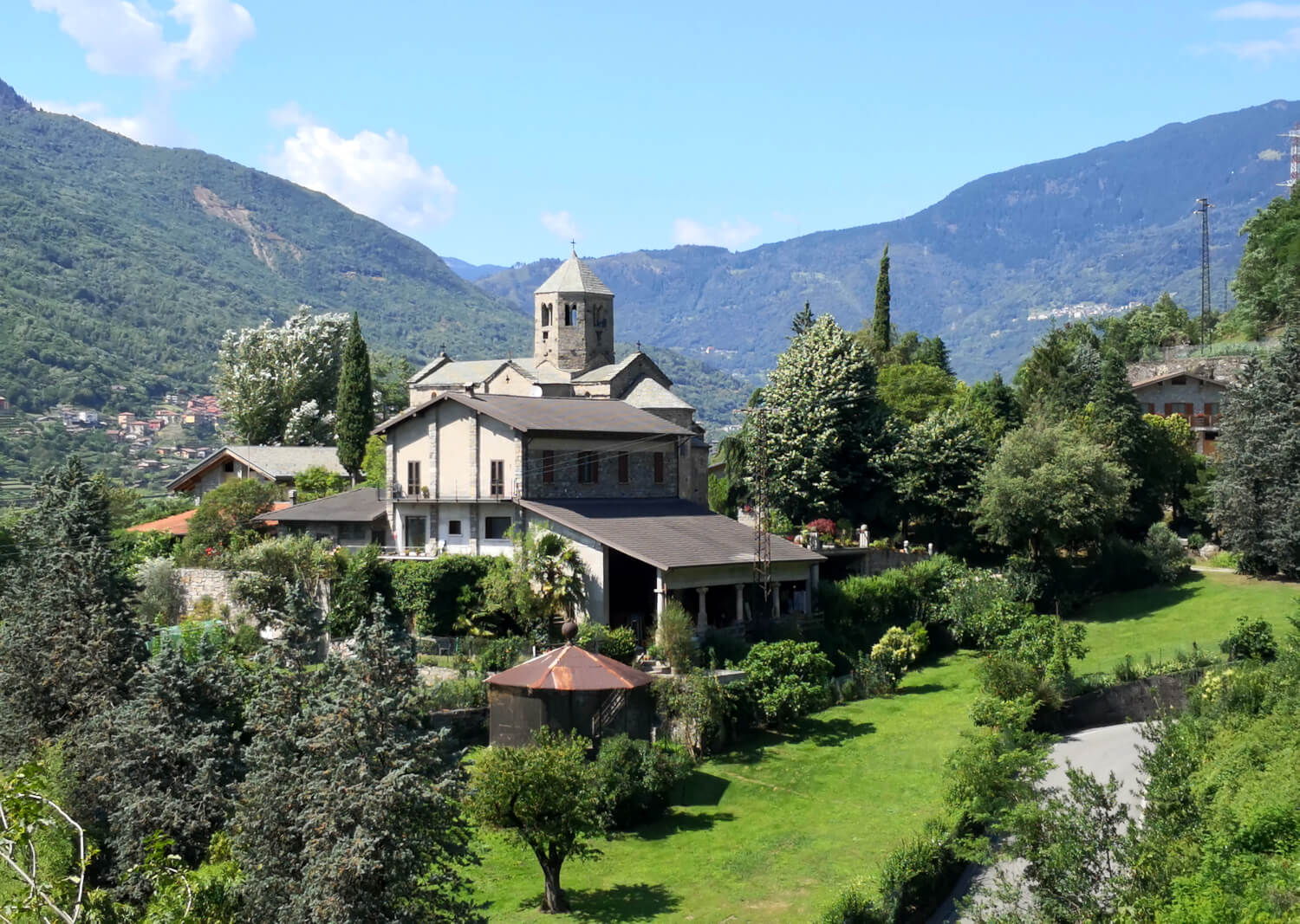 viaggiare zaino in spalla in cammino verso monastero di san salvatore