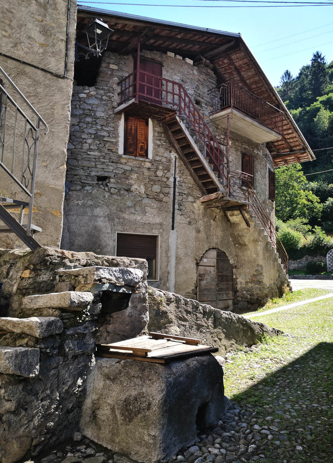 viaggiare-zaino-in-spalla-case-in-pietra-di-nadro-1